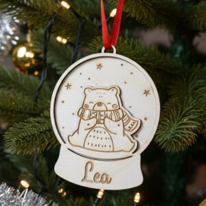 Drveni ukras za jelku sa imenom - Snežna kugla - Meda