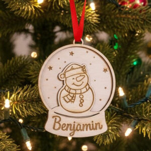 Drveni ukras za jelku sa imenom - Snežna kugla - Sneško